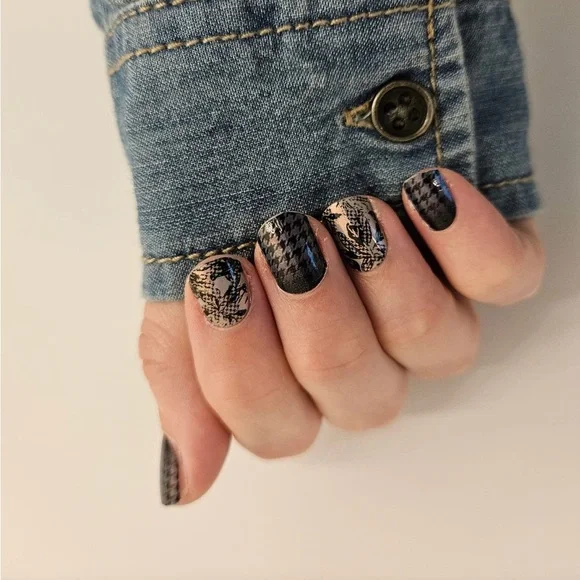 *Exclusive* Color Street: Out of Office | Floral Black Clear Overlay Summer - Picture 7 of 15